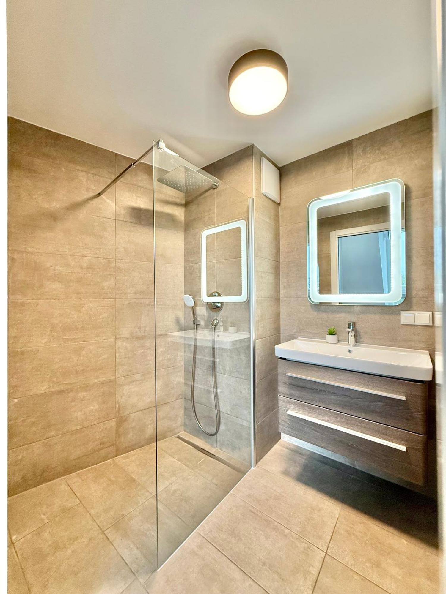 Penthouse Mit Parkplatz Und Balkon Apartamento